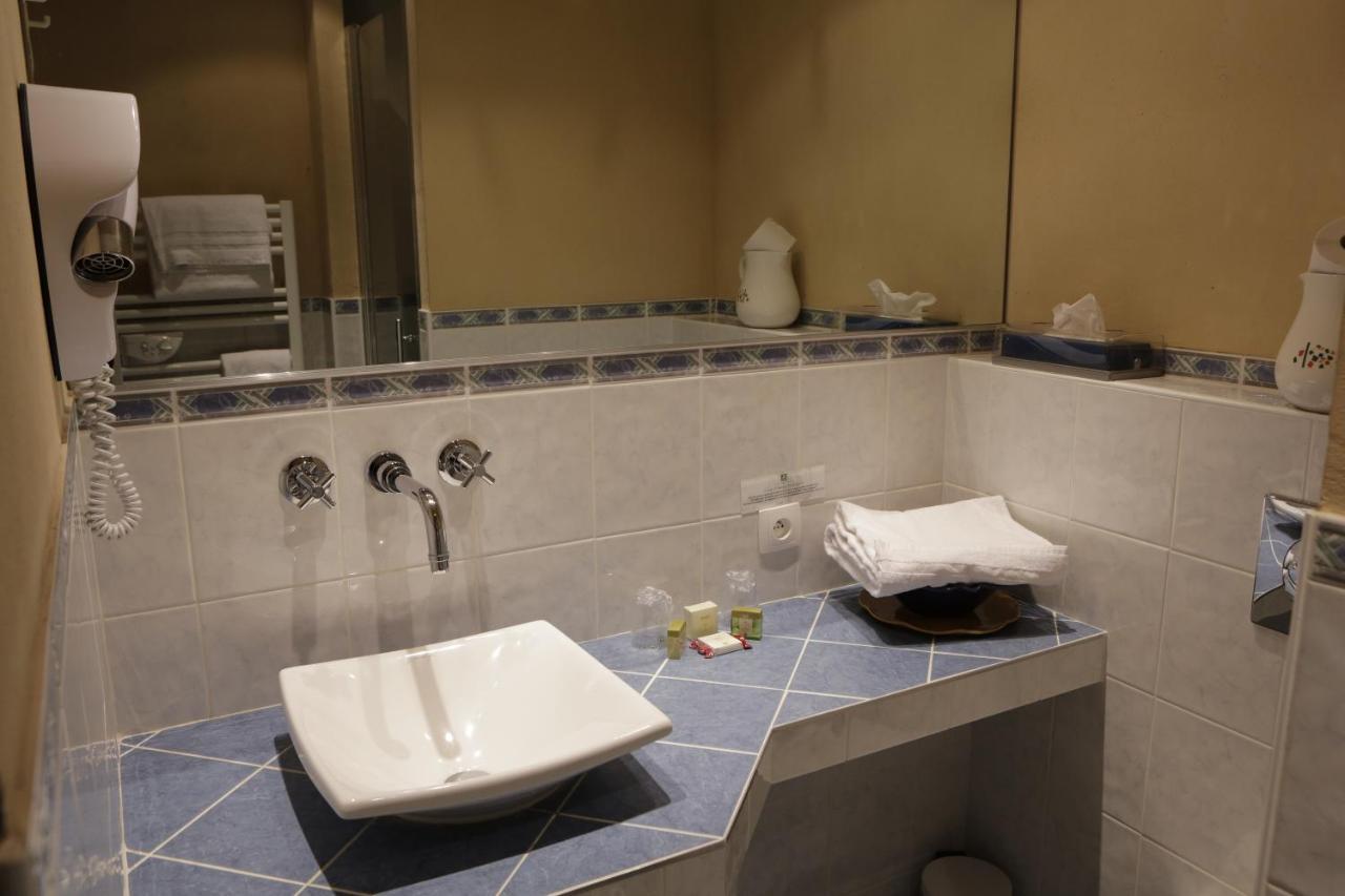 Logis Auberge Du Barrez Mur-de-Barrez Εξωτερικό φωτογραφία